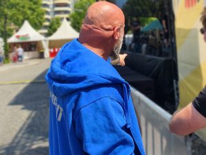Sicherheitsmitarbeiter Security bewacht Bühne auf Stadtfest Konzert
