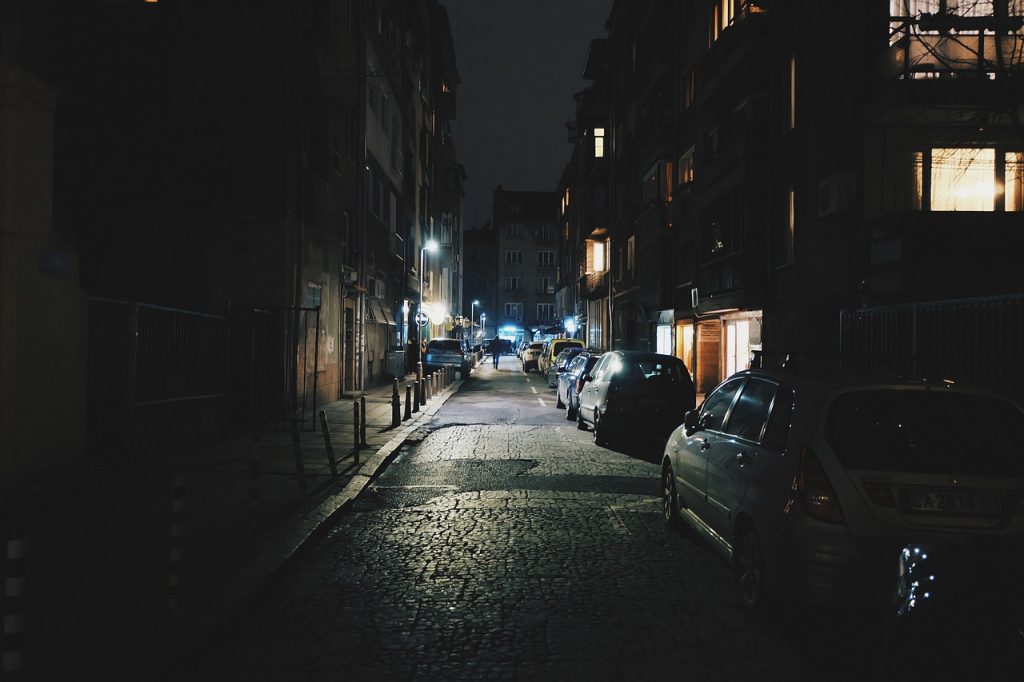 Kleine Gasse in der Nacht.